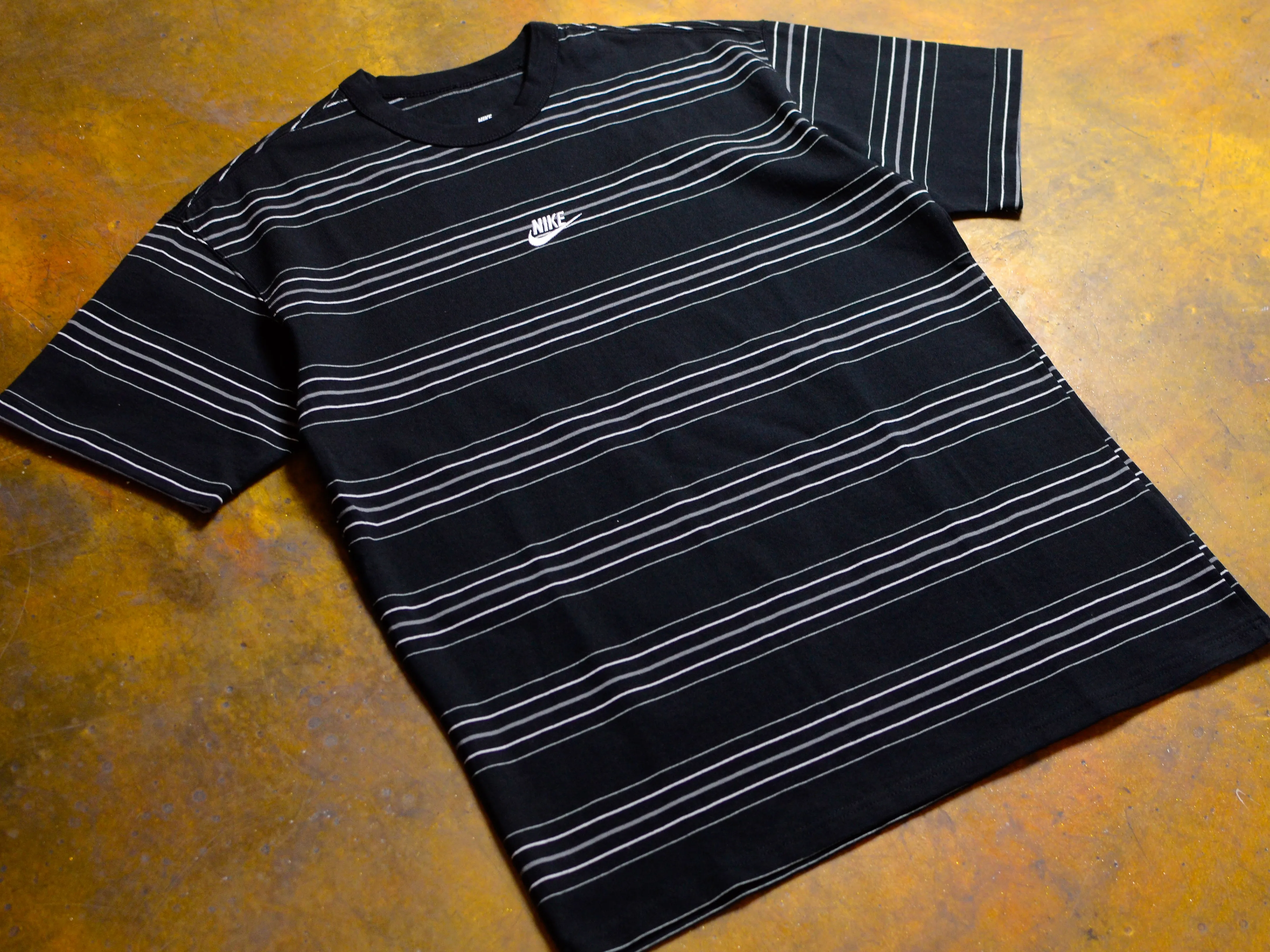 Nike Sportswear Premium Essentials Stripe T-Shirt - Black